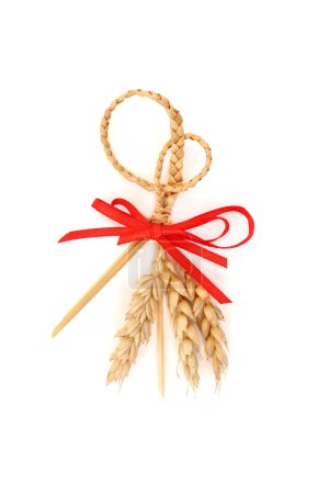 Téléchargez les photos : Corn dolly pagan wiccan fertility symbol traditional plaited natural straw object used in old fashioned European harvest rituals. On white. Top view. - en image libre de droit