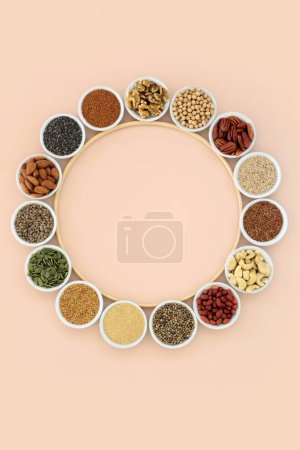 Téléchargez les photos : Wreath of health food ingredients high in essential fatty acids. Lipids containing unsaturated good fats for healthy heart and cholesterol levels with nuts, seeds, legumes and grain. - en image libre de droit