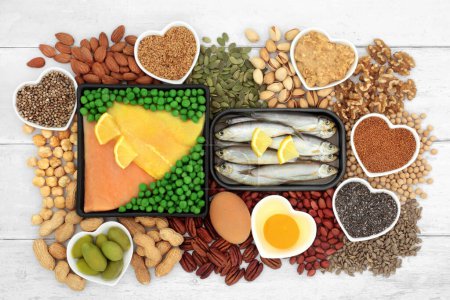 Alimento saludable para un corazón sano rico en lípidos que contienen ácidos grasos esenciales grasas buenas insaturadas para niveles bajos de colesterol con pescado, lácteos, verduras, nueces, semillas y legumbres. 