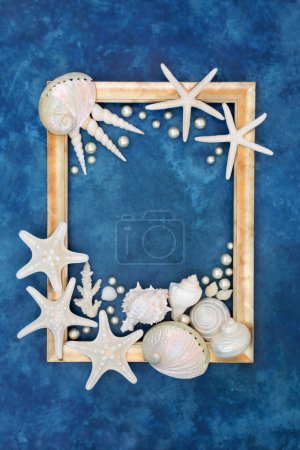Oyster perla y concha abstracta con conchas blancas sobre fondo azul moteado con marco de oro. Diseño de la naturaleza con variedades exóticas y tropicales.