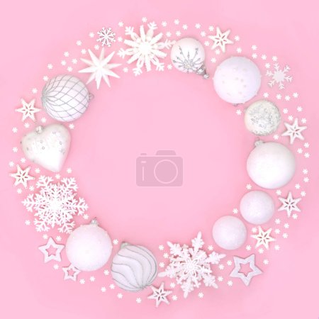 Foto de Copo de nieve blanco navideño y corona de chucherías sobre fondo rosa. Tema festivo para la temporada navideña de Yule Noel, tarjeta de felicitación, etiqueta de regalo, etiqueta, menú, invitación. - Imagen libre de derechos