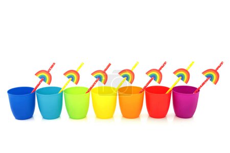 Regenbogen-Trinkbecher mit umweltfreundlichen Papierhalmen auf weißem Hintergrund. Minimal dekorative farbenfrohe Gestaltung abstrakt mit trans LGBT und umweltfreundlichem Thema