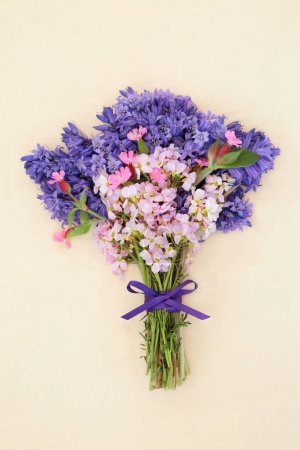 Frühlingsblauglocke, roter Campion und Kuckucksblumenstrauß auf Hanfpapier Hintergrund. Floral Wildflower Beltane Natur Komposition britischer Blumen.