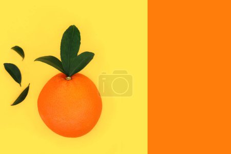 Orange Zitrusfrüchte gesunde Ernährung auf zweifarbigem Hintergrund. Sonnenscheinnahrung im Sommer reich an Bio-Flavonoiden, Antioxidantien, Vitamin C zur Stärkung des Immunsystems