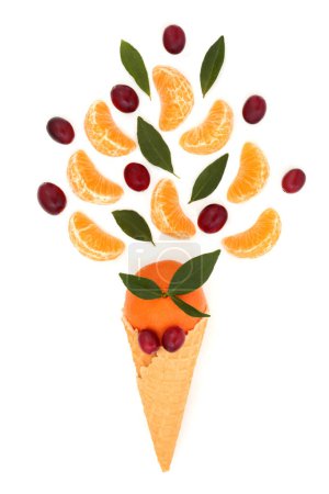 Surreale Eiszapfen mit Mandarine, Preiselbeeren und Blättern auf weißem Hintergrund. Gesundes, frisches, unterhaltsames Konzept für gesunde Ernährung. Reich an Antioxidantien, Anthocyanen, Bio-Flavonoiden und Vitamin C.