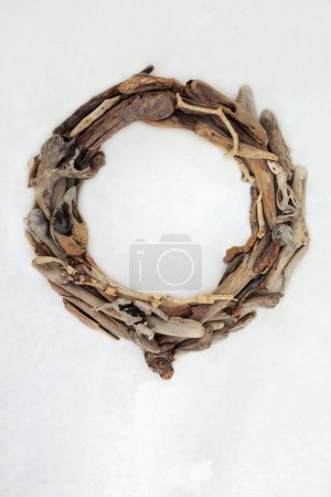 Corona de madera a la deriva abstracta forma redonda escultura de arte sobre el fondo de papel de cáñamo. Composición creativa de la naturaleza de madera natural.