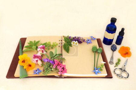 Blumen und Kräuter für natürliche Aromatherapien. Pflanzliche Arzneimittelzutaten für alternative Heilmittel mit Rezeptnotizbuch auf Hanfpapier Hintergrund.
