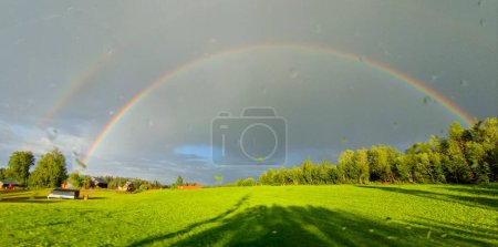 Foto de Hermoso arco iris completo en tierra sueca - Imagen libre de derechos