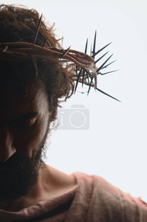 Téléchargez les photos : Jésus Christ Portrait avec couronne d'épines - en image libre de droit