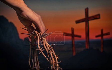Foto de Abstracto Mano sosteniendo corona de espinas yTres cruces en la colina del Calvario - Imagen libre de derechos