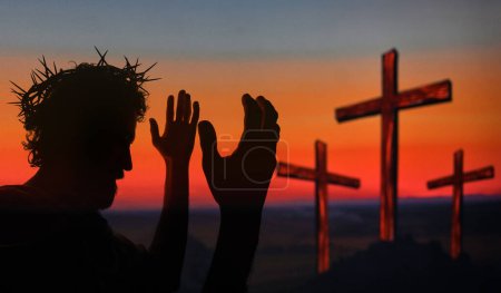 Foto de Jesucristo Retrato con corona de espinas y tres cruces en la colina del Calvario - Imagen libre de derechos