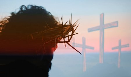 Téléchargez les photos : Portrait de Jésus-Christ avec couronne d'épines et trois croix sur la colline du Calvaire - en image libre de droit