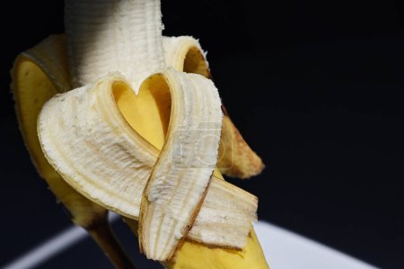 Abstrakte geschälte Banane isoliert und Herzform