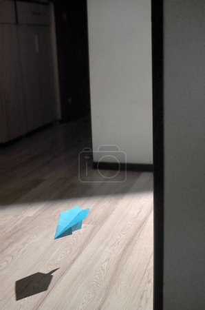 Téléchargez les photos : Avion de papier conceptuel et vol d'ombre à l'intérieur de la maison - en image libre de droit