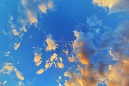 Téléchargez les photos : Ciel dramatique avec nuages colorés du soleil - en image libre de droit