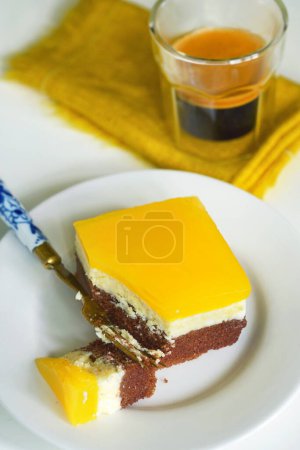 Téléchargez les photos : Gelée de Fanta et gâteau au fromage à la crème gros plan - en image libre de droit