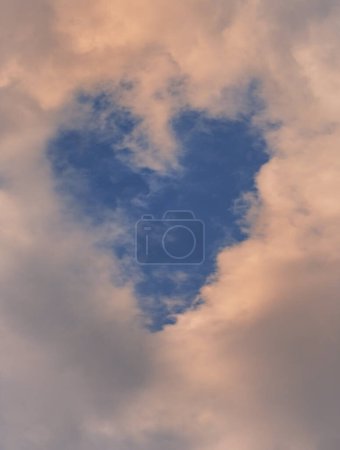 Téléchargez les photos : Ciel dramatique avec nuages et forme de coeur au milieu - en image libre de droit