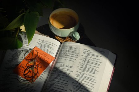 Téléchargez les photos : Coupe de café Vintage matin, Bible ouverte et vieux billet de chemin de fer - en image libre de droit