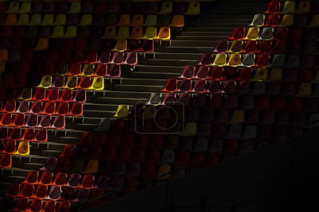 Téléchargez les photos : Rangées colorées de sièges au stade vide en plein air - en image libre de droit