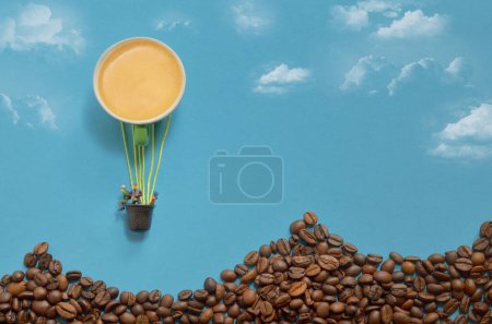 Téléchargez les photos : Ballon à air chaud abstrait de Espresso Cup et Miniature People. Montagnes de grains de café - en image libre de droit