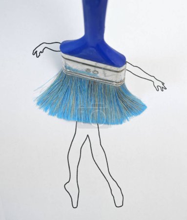 Téléchargez les photos : Ballerine conceptuelle dessiner et jupe à partir du pinceau - en image libre de droit