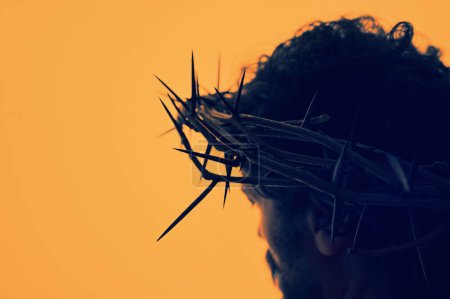 Téléchargez les photos : Concept Jésus Christ Portrait avec couronne d'épines - en image libre de droit