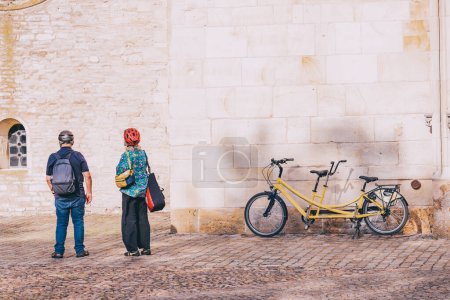Foto de 25 de julio de 2022, Munster, Alemania: Una pareja de ancianos mayores llegó en una bicicleta tándem y exploró los lugares de interés del casco antiguo - Imagen libre de derechos