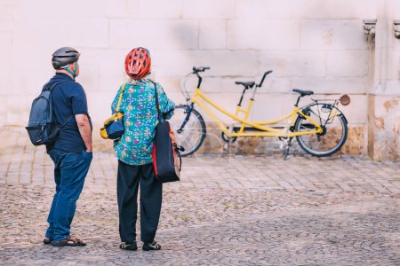 Foto de 25 de julio de 2022, Munster, Alemania: Una pareja de ancianos mayores llegó en una bicicleta tándem y exploró los lugares de interés del casco antiguo - Imagen libre de derechos