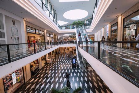 Foto de 26 julio 2022, Munster, Alemania: Interior de un centro comercial moderno con numerosas tiendas, tiendas de moda y boutiques - Imagen libre de derechos