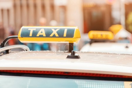 Téléchargez les photos : Taxi dans la ville en tant que transport individuel. Mobilité, embouteillages et prix pour un voyage via l'application smartphone - en image libre de droit