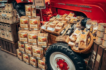 Téléchargez les photos : 30 juillet 2022, Cologne, Allemagne : tracteur au marché fermier avec divers produits alimentaires ruraux et récolte - en image libre de droit