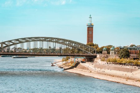 Foto de 29 de julio de 2022, Colonia, Alemania: torre RTL y puente sobre el río Rin - Imagen libre de derechos