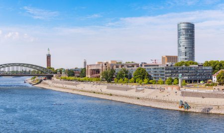 Foto de 29 Julio 2022, Colonia, Alemania: Gran vista panorámica de la ciudad de Koln, el río Rin, el puente y varias torres - Imagen libre de derechos