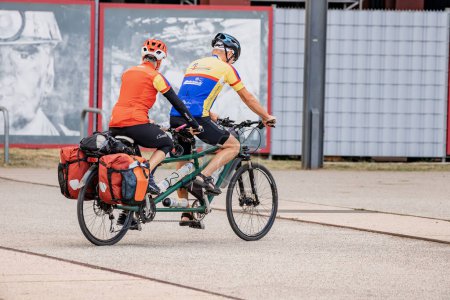 Téléchargez les photos : 27 juillet 2022, Essen, Allemagne : Un couple de personnes âgées en forme et sportif voyageant et faisant du vélo en tandem et explorant les sites du complexe industriel Zollverein Unesco - en image libre de droit