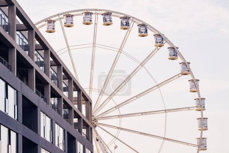 Téléchargez les photos : Grande roue à Cologne, Allemagne - attraction touristique populaire - en image libre de droit