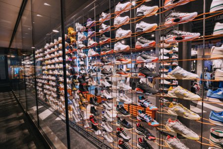 Foto de 30 julio 2022, Colonia, Alemania: Muchos deportes zapatos cómodos o zapatillas de deporte en el mostrador de la tienda. Concepto de negocio de moda y calzado - Imagen libre de derechos