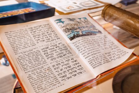 Téléchargez les photos : 28 juillet 2022, Essen, Allemagne : Le livre saint juif de la Torah avec le texte en hébreu et en allemand dans le musée de la synagogue - en image libre de droit