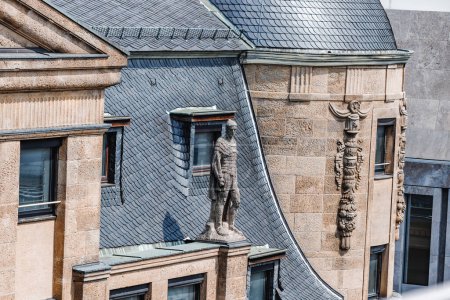 Téléchargez les photos : Sculptures anciennes et statues sur la façade du toit de la mairie de la vieille ville de Cologne avec des guerriers et la noblesse royale - en image libre de droit