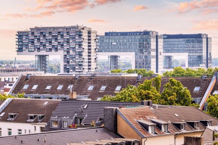 Téléchargez les photos : Vue aérienne d'un paysage urbain de Cologne avec des bâtiments historiques et modernes. Maisons de grue et toits. Immobilier allemand - en image libre de droit
