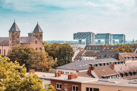 Téléchargez les photos : Vue panoramique d'un paysage urbain de Cologne avec des bâtiments historiques et modernes - en image libre de droit