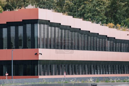 Téléchargez les photos : 27 juillet 2022, Essen, Allemagne : Architecture moderne inhabituelle de l'université sur le territoire du complexe industriel Zollverein - en image libre de droit