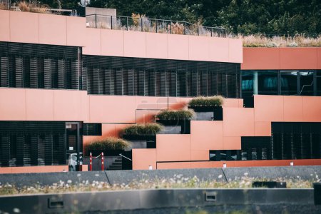 Téléchargez les photos : 27 juillet 2022, Essen, Allemagne : Architecture moderne inhabituelle de l'université sur le territoire du complexe industriel Zollverein - en image libre de droit