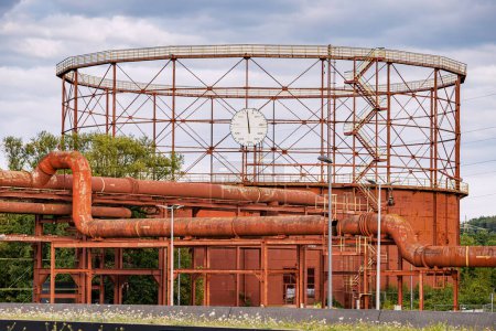 Foto de Antiguo titular de gas o gasómetro en el monumento de la Unesco renovado complejo de fábrica en la zona industrial de Zollverein en Essen, Alemania. Monumento turístico - Imagen libre de derechos