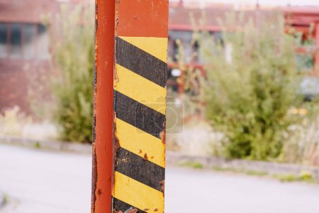 Téléchargez les photos : Obstacle routier peint avec de la peinture, informant sur le danger dans la zone industrielle - en image libre de droit