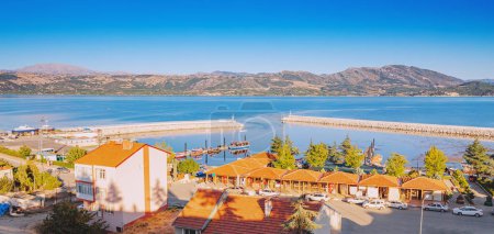 Téléchargez les photos : Vue aérienne d'un port de pêche à Egirdir ville et lac près d'Isparta, Turkiye - en image libre de droit