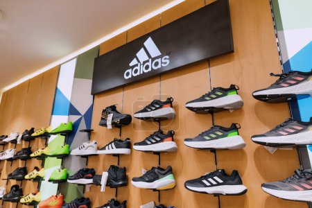 Téléchargez les photos : 16 septembre 2022, Antalya, Turkiye : Chaussures de sport Adidas à vendre au magasin de fitness - en image libre de droit