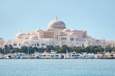 Foto de 15 Enero 2023, Abu Dhabi, Emiratos Árabes Unidos: Qasr Al Watan palacio real y residencia presidencial, vista al mar con puerto deportivo - Imagen libre de derechos