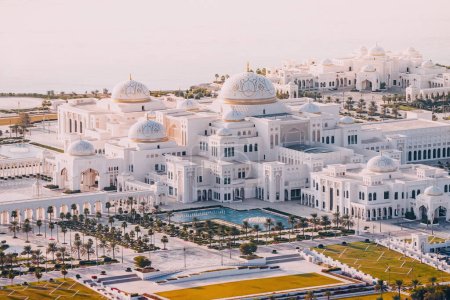 Foto de 15 enero 2023, Abu Dhabi, Emiratos Árabes Unidos: Vista aérea del majestuoso palacio real blanco Qasr Al Watan y residencia presidencial cerca de la costa marítima - Imagen libre de derechos