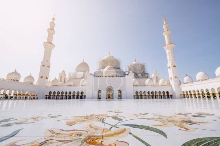 Téléchargez les photos : La beauté envoûtante de la Grande Mosquée Cheikh Zayed est mise en évidence par les motifs floraux complexes qui ornent ses sols. - en image libre de droit