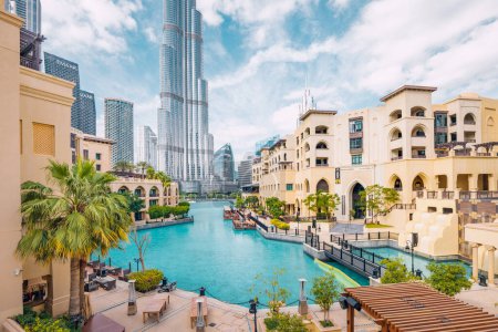 Téléchargez les photos : 18 janvier 2023, Dubaï, Émirats arabes unis : La vue sur les toits de Dubaï est absolument à couper le souffle, avec le Burj Khalifa dominant tous les autres bâtiments. - en image libre de droit